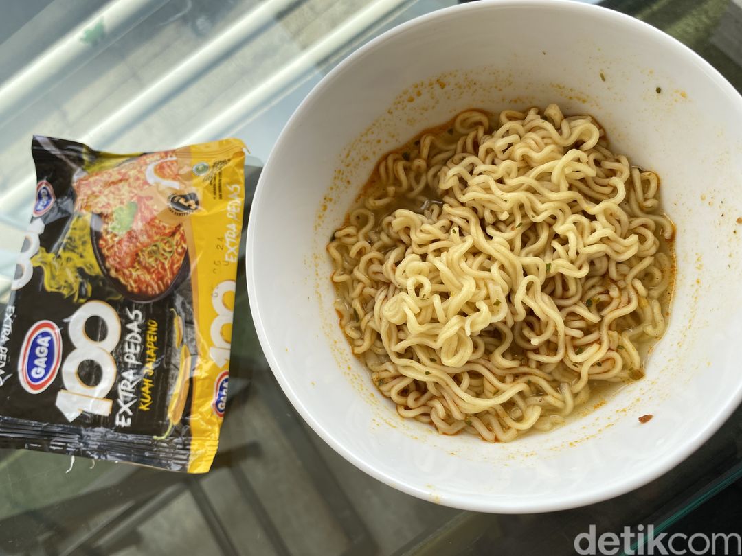 Mie Gaga varian goreng dan kuah jalapeno, serta mie gepeng ayam lada hitam.