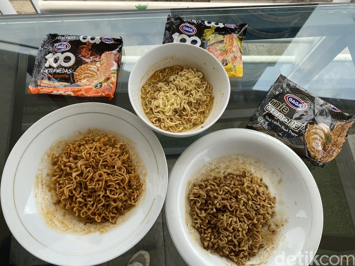 Mie Gaga varian goreng dan kuah jalapeno, serta mie gepeng ayam lada hitam.