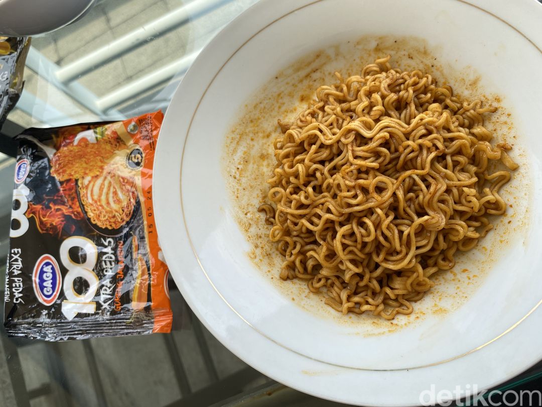Mie Gaga varian goreng dan kuah jalapeno, serta mie gepeng ayam lada hitam.