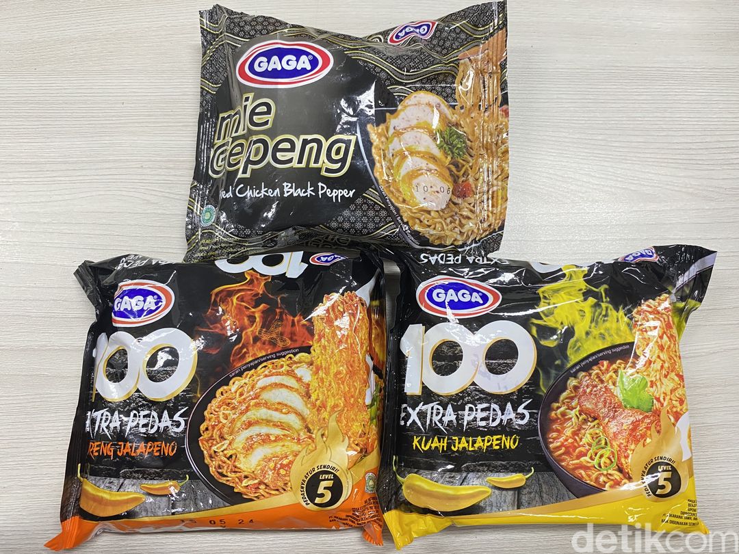 Mie Gaga varian goreng dan kuah jalapeno, serta mie gepeng ayam lada hitam.