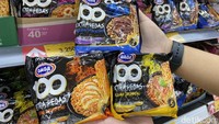 Alhasil Mie Gaga yang biasanya jarang dicari pelanggan, kini ludes dan susah ditemui di beberapa lokasi. detikFood yang penasaran, akhirnya mengunjungi supermarket di kawasan Gandaria City dan menemukan kalau variannya cukup komplet. Foto: detikFood/Yenny Mustika Sari