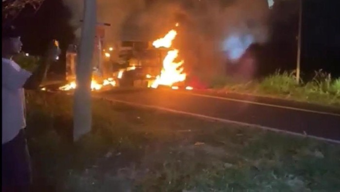 Mobil pikap yang dikendarai pasutri terbakar di Bone.