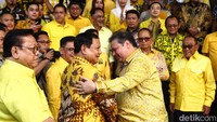 Prabowo juga berjabat tangan dengan Airlangga Hartarto di hadapan jajaran pengurus Partai Golkar.  