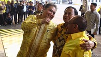 Prabowo merangkul Airlangga Hartarto dan Aburizal Bakrie (Ical) yang menyambutnya di DPP Partai Golkar, Jakarta.  