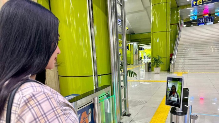 Mulai 1 September, Naik Kereta di Stasiun Gambir Cukup Scan Wajah