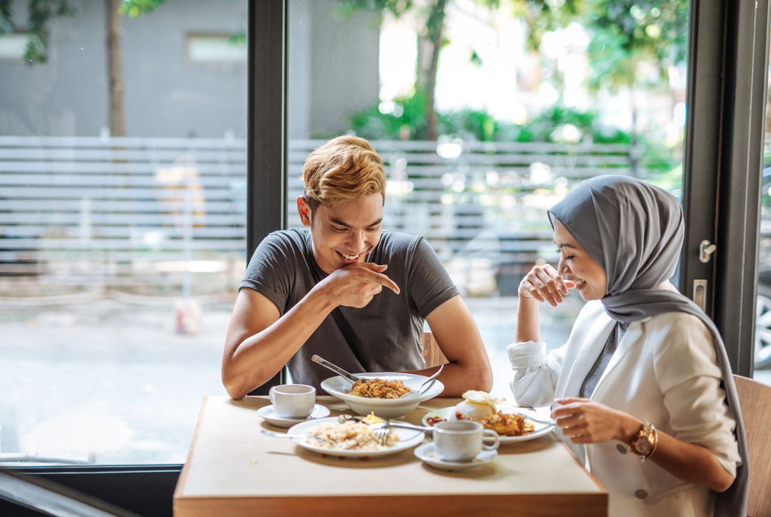 Muslim Makan di Restoran dengan Menu Non Halal, Apakah Boleh?
