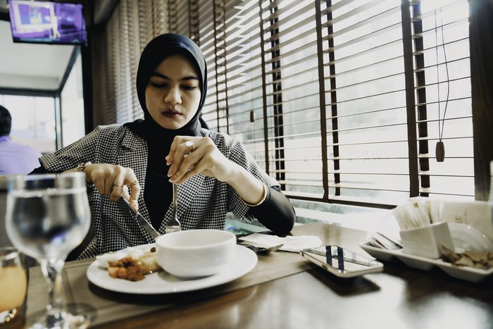 Muslim Makan di Restoran dengan Menu Non Halal, Apakah Boleh?