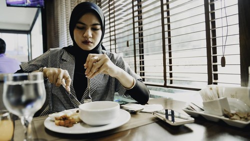 Muslim Makan di Restoran dengan Menu Non Halal, Apakah Boleh?