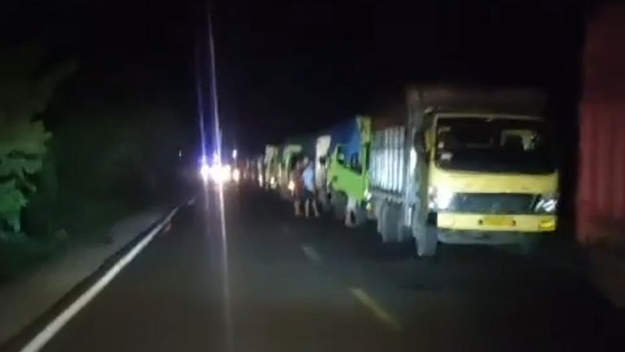 Operasional angkutan batu bara di Jambi dihentikan sementara.