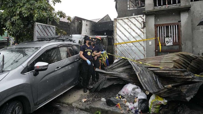 Pabrik Pakaian di Filipina Terbakar, Belasan Orang Tewas Firemen carry body bag of a victim of a fire in Quezon city, Philippines on Thursday, Aug. 31, 2023. A fire killed more than a dozen people Thursday in a small apparel factory in a Philippine residential area, where firefighters were delayed by flooding, traffic and a wrong address, a fire protection official. (AP Photo/Aaron Favila)