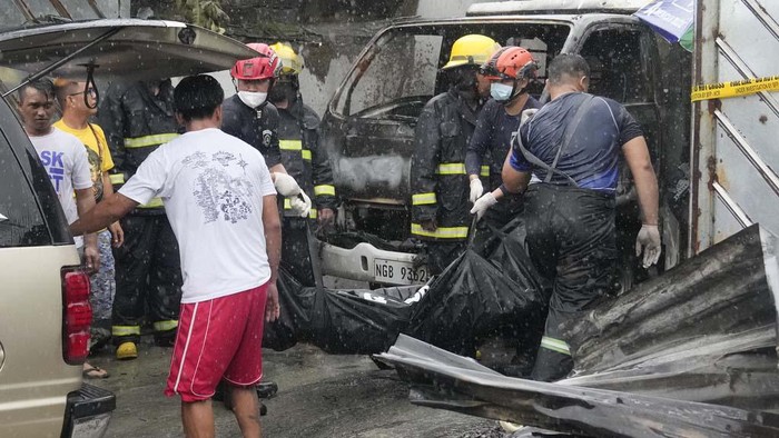 Pabrik Pakaian di Filipina Terbakar, Belasan Orang Tewas Firemen carry body bag of a victim of a fire in Quezon city, Philippines on Thursday, Aug. 31, 2023. A fire killed more than a dozen people Thursday in a small apparel factory in a Philippine residential area, where firefighters were delayed by flooding, traffic and a wrong address, a fire protection official. (AP Photo/Aaron Favila)