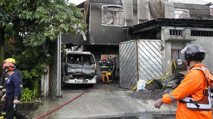 Pabrik Pakaian di Filipina Terbakar, Belasan Orang Tewas Firemen carry body bag of a victim of a fire in Quezon city, Philippines on Thursday, Aug. 31, 2023. A fire killed more than a dozen people Thursday in a small apparel factory in a Philippine residential area, where firefighters were delayed by flooding, traffic and a wrong address, a fire protection official. (AP Photo/Aaron Favila)