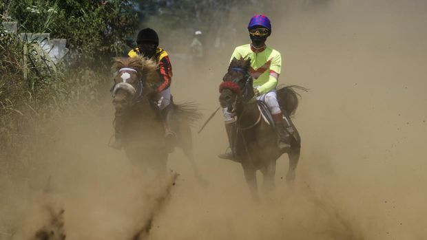 Pemilik kuda menari usai memenangkan pacuan kuda tradisional di Lembang, Kabupaten Bandung Barat, Jawa Barat, Kamis (31/8/2023). Kegiatan tersebut diikuti oleh 65 kuda pacuan dari kandang kuda (horse stable) yang ada di sekitaran Jawa Barat sebagai bentuk tradisi, hiburan rakyat sekaligus menjadi ajang mencari bibit atlet pacuan kuda serta upaya peningkatan nilai jual kuda. ANTARA FOTO/Novrian Arbi/hp.