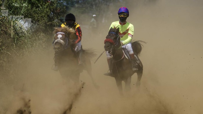 Pacuan kuda tradisional di Lembang Pemilik kuda menari usai memenangkan pacuan kuda tradisional di Lembang, Kabupaten Bandung Barat, Jawa Barat, Kamis (31/8/2023). Kegiatan tersebut diikuti oleh 65 kuda pacuan dari kandang kuda (horse stable) yang ada di sekitaran Jawa Barat sebagai bentuk tradisi, hiburan rakyat sekaligus menjadi ajang mencari bibit atlet pacuan kuda serta upaya peningkatan nilai jual kuda. ANTARA FOTO/Novrian Arbi/hp.