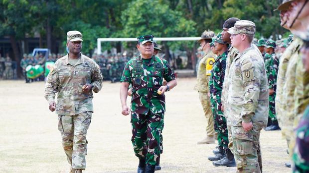 Panglima TNI Laksamana TNI Yudo Margono bersama I Corps Commanding General Lt Gen Brunson mengecek personel militer peserta Latma Super Garuda Shield 2023 (dok Puspen TNI)