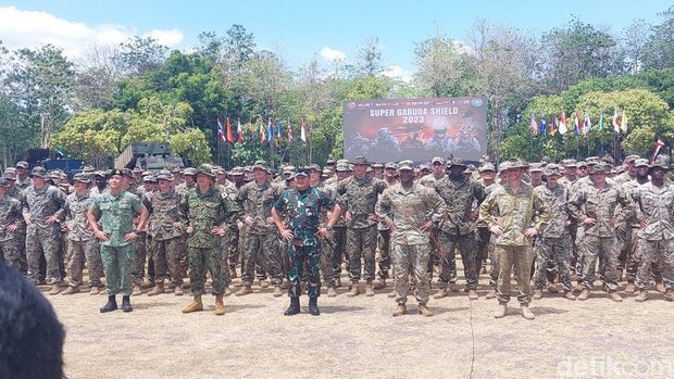 Panglima TNI Laksamana TNI Yudo Margono membuka Latihan Bersama (Latma) Super Garuda Shield 2023 di Jatim yang diikuti ribuan tentara gabungan. (M Sholihin/detikcom)