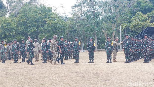 Panglima TNI Laksamana TNI Yudo Margono membuka Latihan Bersama (Latma) Super Garuda Shield 2023 di Jatim yang diikuti ribuan tentara gabungan. (M Sholihin/detikcom)