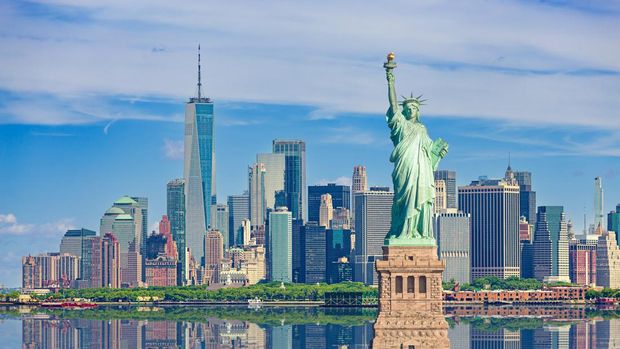 Statue of Liberty and New York City Skyline with Manhattan Financial District, Battery Park, Water of New York Harbor, World Trade Center, Empire State Building, Governors island and Blue Sky with Puffy Clouds. HDR image. Canon EOS 6D (full frame sensor) camera. Canon EF 70-200mm f/4L IS USM Lens.