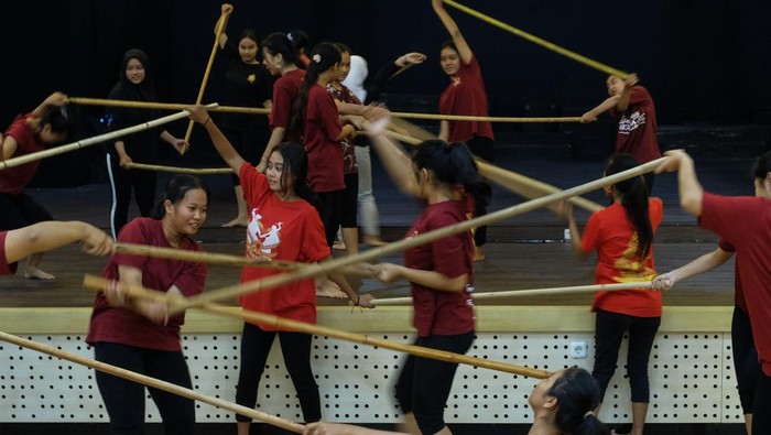 Siswa SMK Negeri 8 Solo bersama koreografer Korea Selatan Park Na Hoon (tengah) ketika mengikuti pelatihan singkat koreografi di Solo, Jawa Tengah, Kamis (31/8/2023). Pelatihan tersebut digelar sebagai rangkaian Solo Internasional Performing Art yang diikuti seniman pertunjukkan dari Indonesia, Malaysia, korea Selatan, India, Lithuania, Singapura, dan Taiwan. ANTARAFOTO/Maulana Surya/Spt.