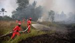 Aksi Bocah Ikut Padamkan Kebakaran Lahan di Ogan Ilir
