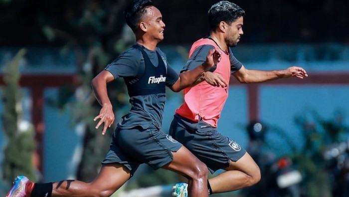 Pemain PSIS Semarang saat menjalani sesi latihan di lapangan Sidodadi Semarang.