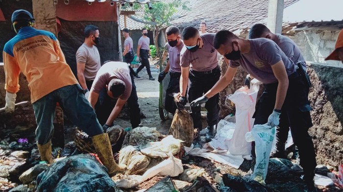 Pembersihan sampah di Pasar Gentongan., Klaten