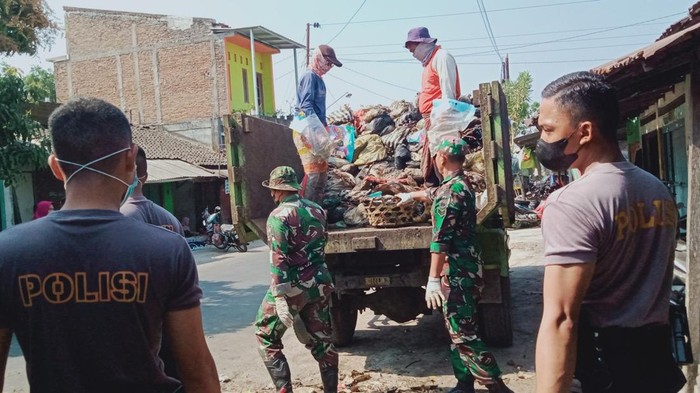 Pembersihan sampah di Pasara Gentongan Klaten.