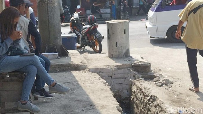Penampakan pondasi tiang pancang yang menutupi saluran irigasi.