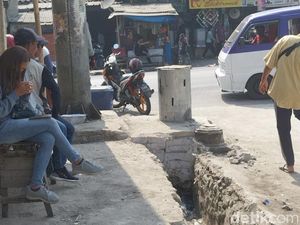 Duh! Pondasi Tiang Pancang di Sukabumi Tutup Saluran Drainase