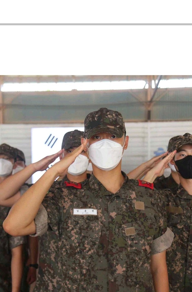 Pada Rabu (30/8/2023), beredar kembali foto Lee Do Hyun yang dirilis situs Unit Pelatihan Militer Dasar Angkatan Udara Korea. Sang aktor tampil gagah memakai seragam tentara selama pelatihan dasar.   Foto: dok. Twitter @blueskypallette