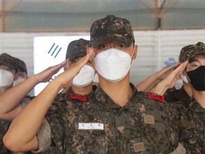 Viral Foto Lee Do Hyun Pakai Seragam Tentara, Tampan Selama Wamil