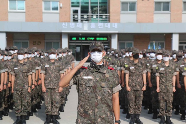 Ternyata Lee Do Hyun mengemban amanat sebagai pemimpin batalyon dari kelas band militer Angkatan Udara Korea. Mewakili tentara lain, bintang drama Korea The Glory itu memimpin barisan upacara. Foto: dok. Twitter @blueskypallette