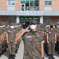 Ternyata Lee Do Hyun mengemban amanat sebagai pemimpin batalyon dari kelas band militer Angkatan Udara Korea. Mewakili tentara lain, bintang drama Korea The Glory itu memimpin barisan upacara. Foto: dok. Twitter @blueskypallette