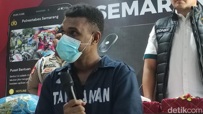 Pelaku penusukan terhadap pacarnya sendiri, Aldo (21) saat dihadirkan dalam jumpa pers di Polrestabes Semarang, Kamis (31/8/2023)