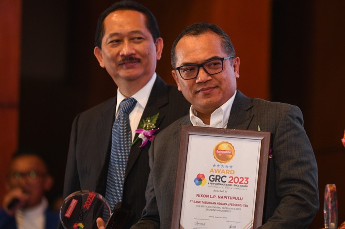 Penghargaan Bergengsi untuk Perbankan Direktur Human Capital, Compliance & Legal PT Bank Tabungan Negara (Persero) Tbk, Eko Waluyo (tengah) tersenyum usai menerima empat penghargaan di ajang GRC & Performance Excellence Awards 2023 dari Dewan Juri, Sofyan Rohidi (kiri), Harry Sutanto (kanan) di Jakarta, Rabu (30/8).