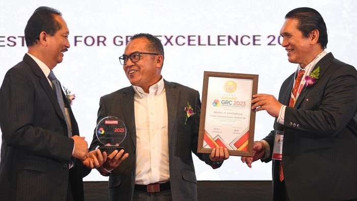 Penghargaan Bergengsi untuk Perbankan Direktur Human Capital, Compliance & Legal PT Bank Tabungan Negara (Persero) Tbk, Eko Waluyo (tengah) tersenyum usai menerima empat penghargaan di ajang GRC & Performance Excellence Awards 2023 dari Dewan Juri, Sofyan Rohidi (kiri), Harry Sutanto (kanan) di Jakarta, Rabu (30/8).