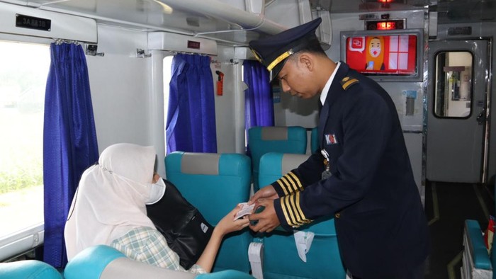 penumpang ka saat diperiksa kondektur
