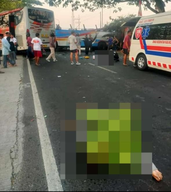 Penumpang terlempar ke aspal usai kecelakaan maut Bus Sugeng Rahayu vs Bus Eka di Ngawi