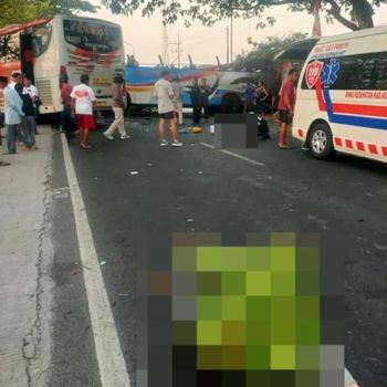 Penumpang terlempar ke aspal usai kecelakaan maut Bus Sugeng Rahayu vs Bus Eka di Ngawi
