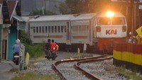 Pengendara motor melintas di dekat perlintasan sebidang di Padang, Sumatera Barat, Rabu (30/8/2023). 