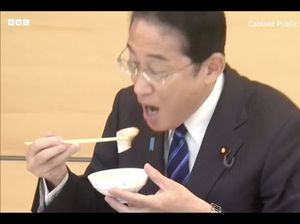 PM Jepang Makan Sashimi Fukushima, Buktikan Aman dari Nuklir