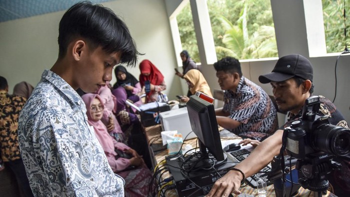 Siswa menunggu antrean pererekaman data identitas KTP elektronik di SMA Negeri 1 Baregbeg, Kabupaten Ciamis, Jawa Barat, Kamis (31/8/2023). Disdukcapil Ciamis melakukan perekaman E-KTP bagi siswa dengan sistem jemput bola di sekolah untuk memfasilitasi hak pilih pada Pemilu 2024, dengan data pemilih pemula usia 17 tahun di Ciamis yang belum memiliki KTP sebanyak 12.133 orang. ANTARA FOTO/Adeng Bustomi/aww.


yang ditargetkan rampung  perekaman 152 sekolah se-Ciamis. ANTARA FOTO/Adeng Bustomi/
