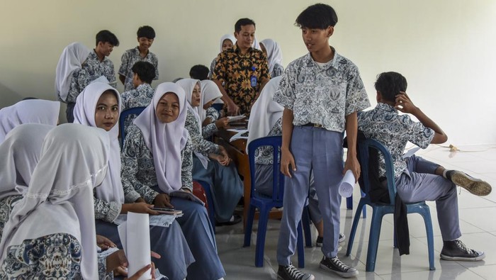 Siswa menunggu antrean pererekaman data identitas KTP elektronik di SMA Negeri 1 Baregbeg, Kabupaten Ciamis, Jawa Barat, Kamis (31/8/2023). Disdukcapil Ciamis melakukan perekaman E-KTP bagi siswa dengan sistem jemput bola di sekolah untuk memfasilitasi hak pilih pada Pemilu 2024, dengan data pemilih pemula usia 17 tahun di Ciamis yang belum memiliki KTP sebanyak 12.133 orang. ANTARA FOTO/Adeng Bustomi/aww.


yang ditargetkan rampung  perekaman 152 sekolah se-Ciamis. ANTARA FOTO/Adeng Bustomi/