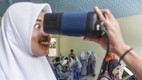 Petugas Dinas Kependudukan dan Pencatatan Sipil (Disdukcapil) merekam data identitas siswa di SMA Negeri 1 Baregbeg, Kabupaten Ciamis, Jawa Barat, Kamis (31/8/2023).  