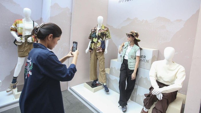 Perempuan Model mengenakan koleksi terbaru Eiger Women di Jakarta, Kamis (31/8/2023).