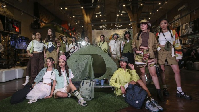 Perempuan Model mengenakan koleksi terbaru Eiger Women di Jakarta, Kamis (31/8/2023).
