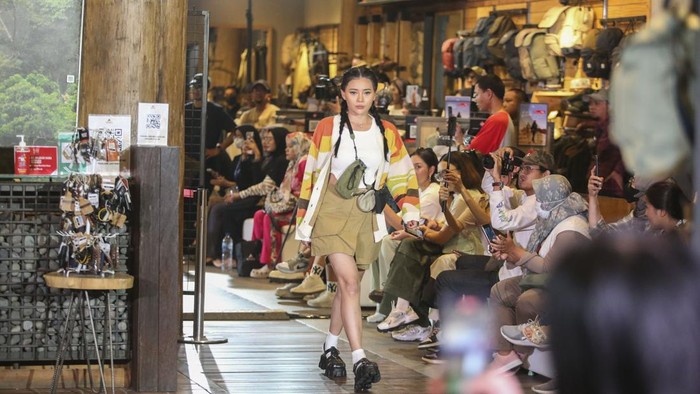 Perempuan Model mengenakan koleksi terbaru Eiger Women di Jakarta, Kamis (31/8/2023).