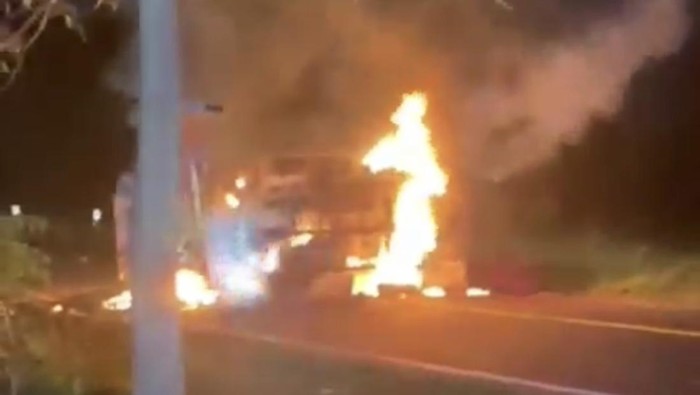 Pikap ditumpangi pasutri di Bone terbakar.