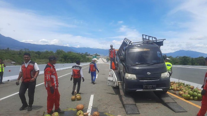 Pikap yang terbalik di tol Sibanceh saat dievakuasi. (Foto: Istimewa)