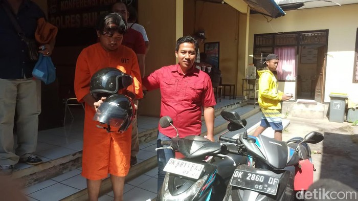 Polisi menangkap pria pencuri helm di Buleleng, Bali.